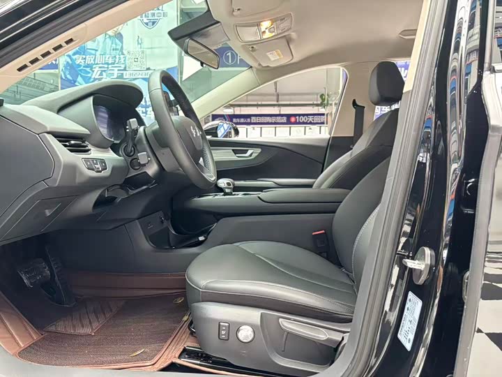 Фото 4 - Hongqi E-QM5