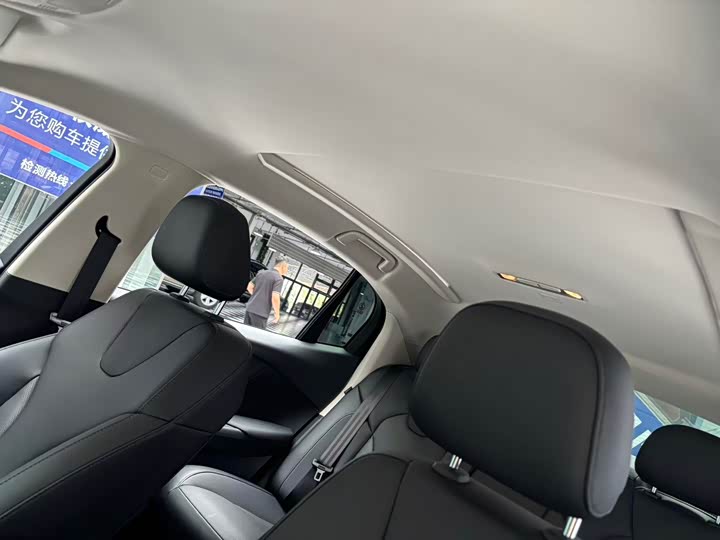 Фото 8 - Hongqi E-QM5