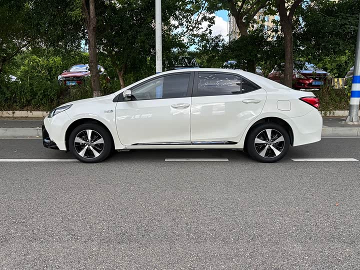 Фото 3 - Toyota Levin Hybrid