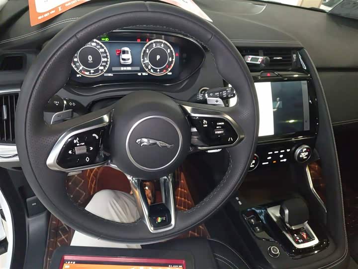 Фото 11 - Jaguar E-Pace