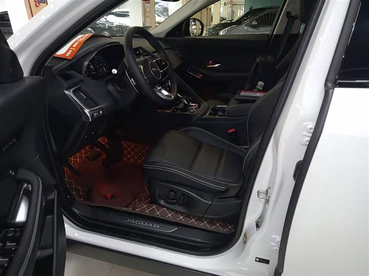 Фото 15 - Jaguar E-Pace