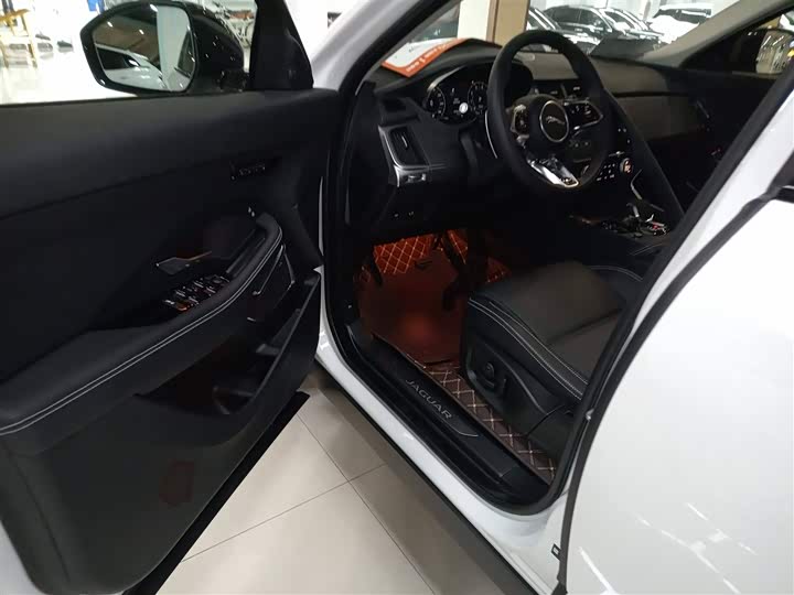 Фото 16 - Jaguar E-Pace