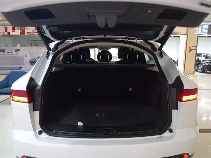 Фото 19 - Jaguar E-Pace