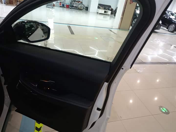 Фото 26 - Jaguar E-Pace