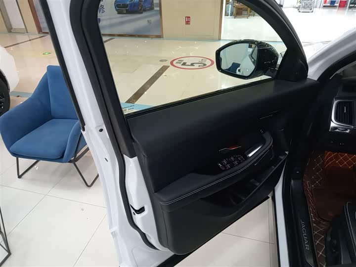 Фото 28 - Jaguar E-Pace