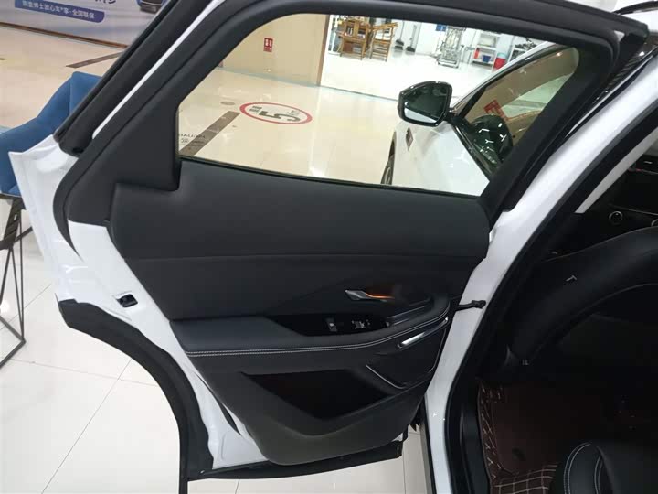 Фото 29 - Jaguar E-Pace