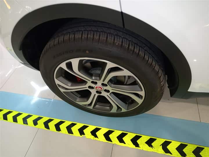 Фото 30 - Jaguar E-Pace