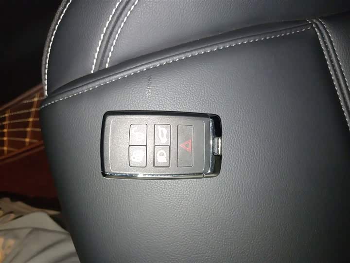 Фото 9 - Jaguar E-Pace