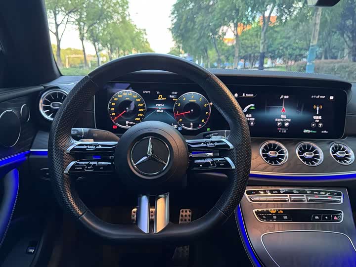 Фото 12 - Mercedes-Benz E-Class