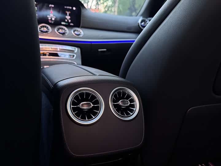 Фото 13 - Mercedes-Benz E-Class