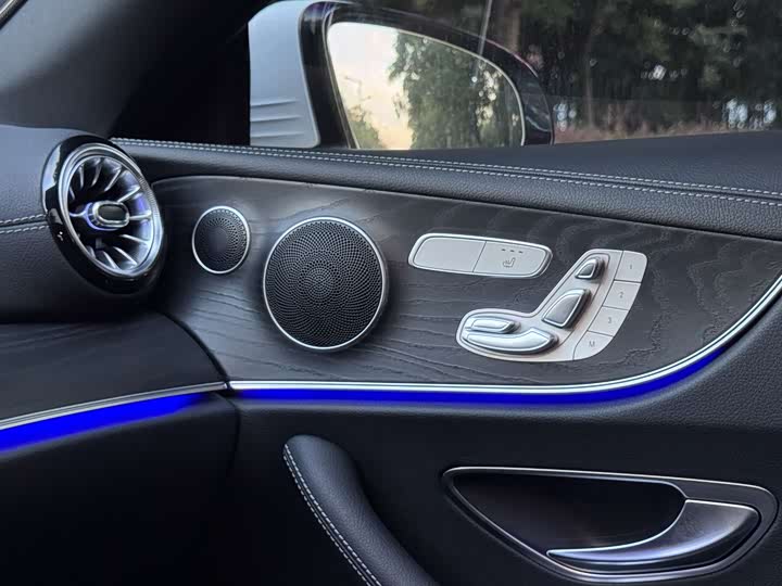 Фото 15 - Mercedes-Benz E-Class