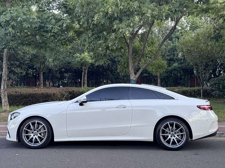 Фото 3 - Mercedes-Benz E-Class