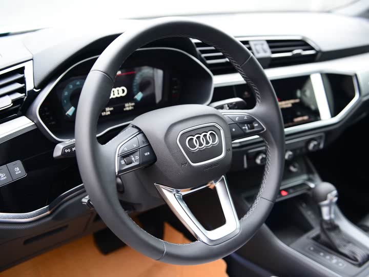Фото 8 - Audi Q3