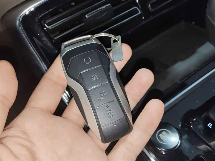 Фото 9 - BYD Tang