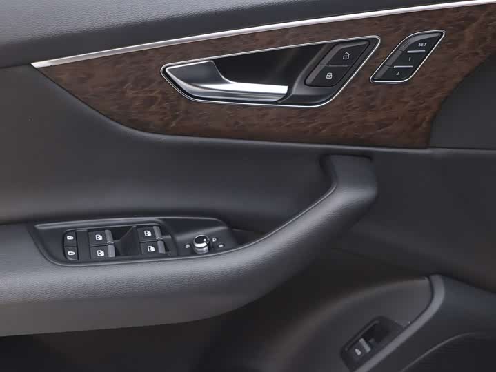 Фото 4 - Audi Q7