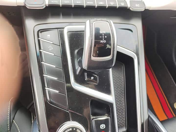 Фото 10 - Geely Atlas