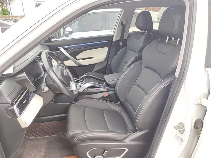 Фото 12 - Geely Atlas