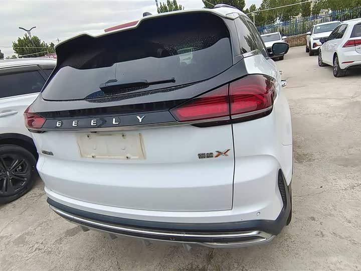 Фото 14 - Geely Atlas