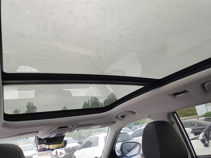 Фото 15 - Geely Atlas