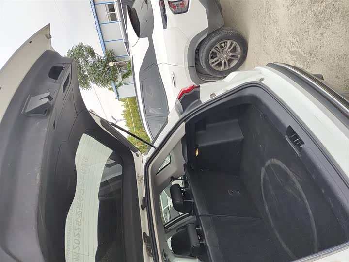 Фото 16 - Geely Atlas