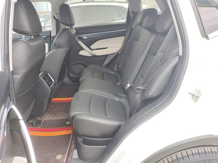 Фото 17 - Geely Atlas