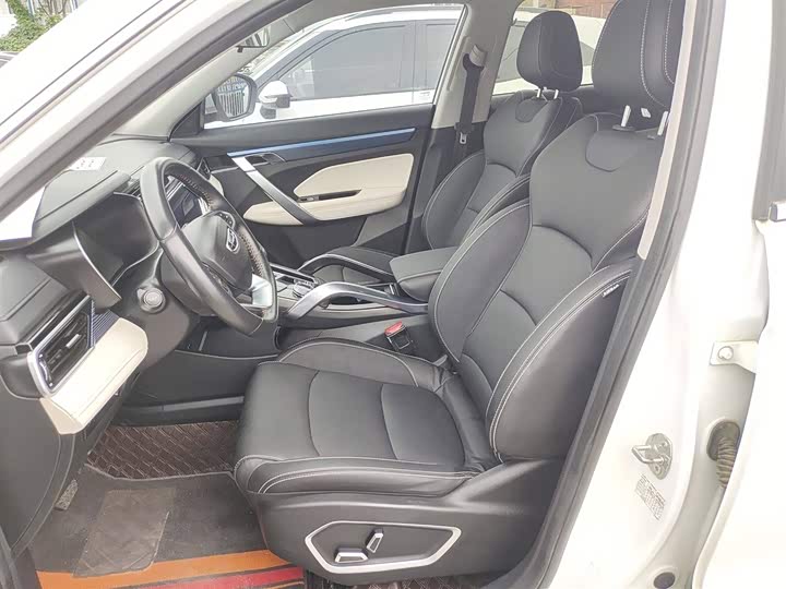 Фото 18 - Geely Atlas