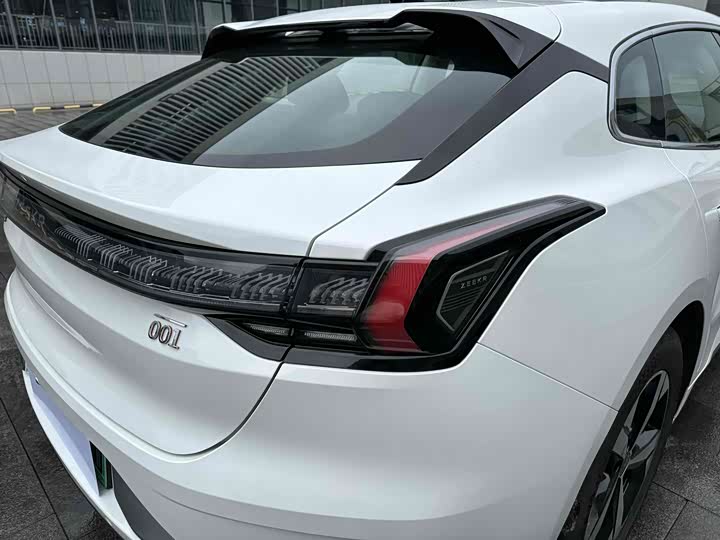 Фото 12 - Zeekr 001