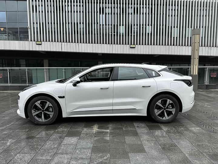 Фото 14 - Zeekr 001