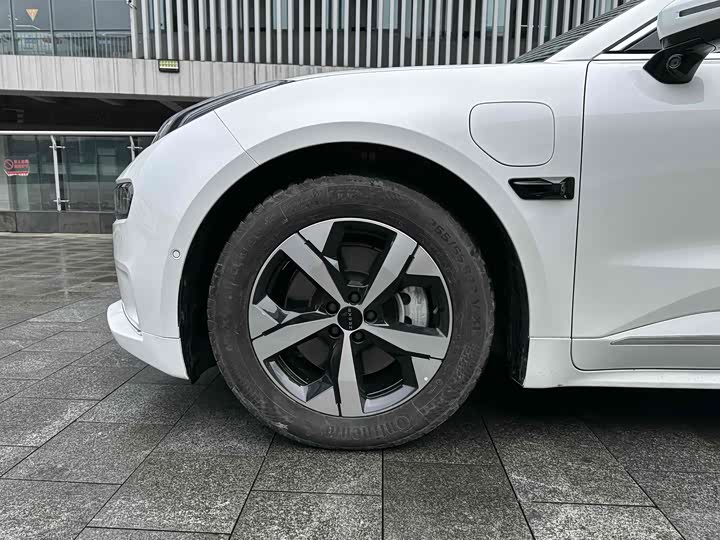 Фото 2 - Zeekr 001