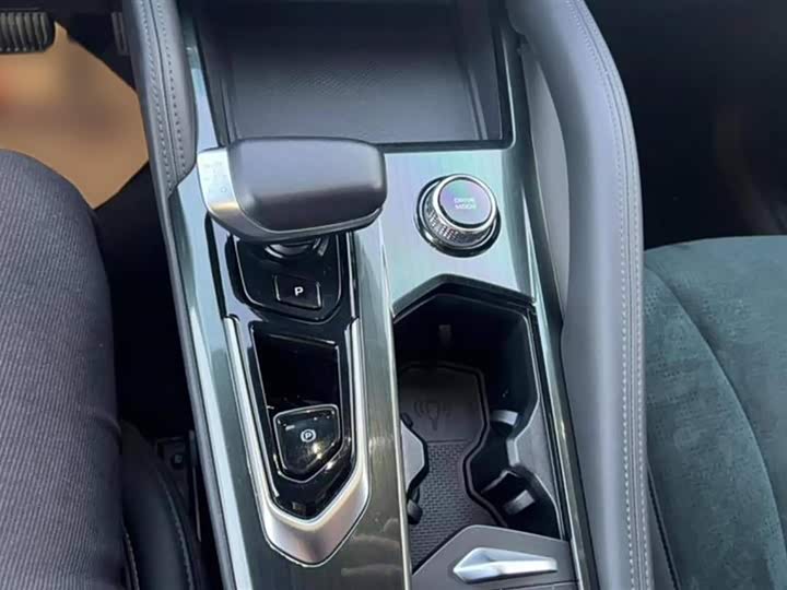 Фото 11 - Geely Monjaro