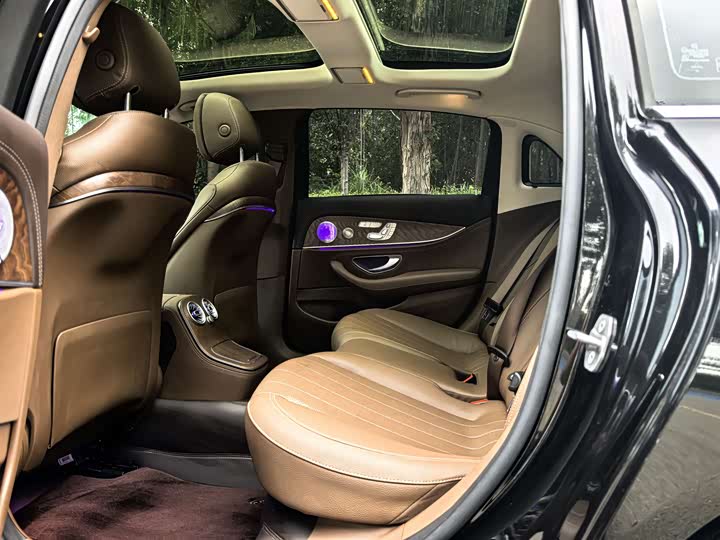 Фото 15 - Mercedes-Benz E-Class