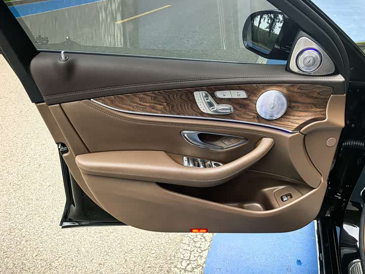 Фото 17 - Mercedes-Benz E-Class