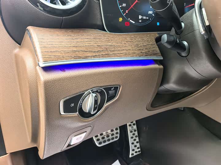 Фото 19 - Mercedes-Benz E-Class