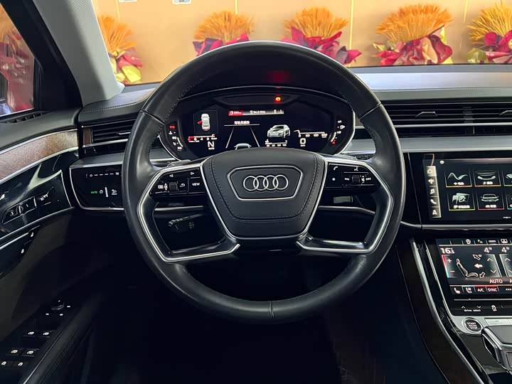 Фото 12 - Audi A8