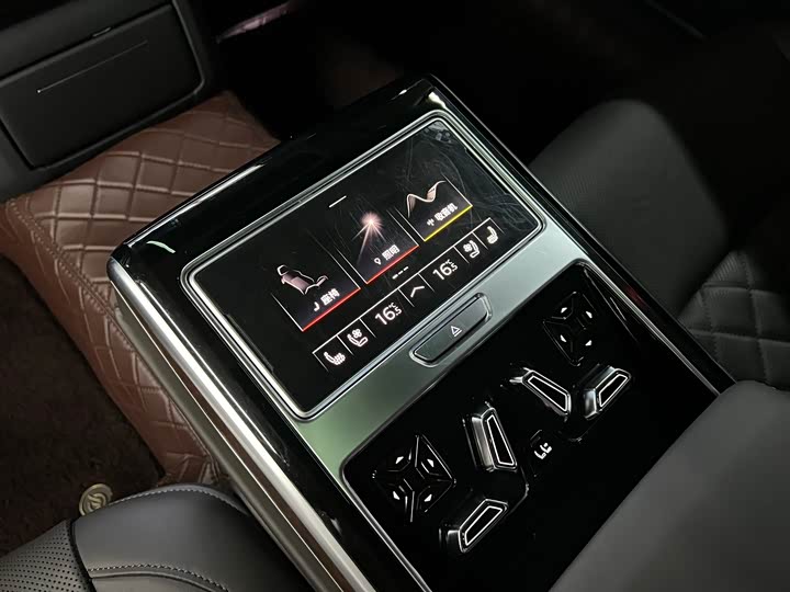 Фото 14 - Audi A8