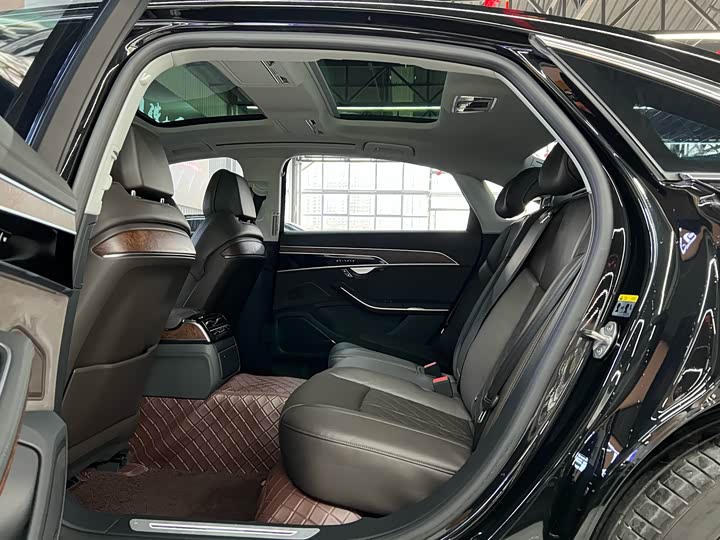 Фото 9 - Audi A8