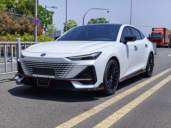 Фото 1 - Changan UNI-V