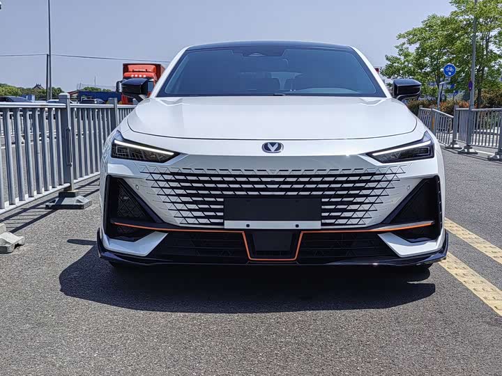 Фото 2 - Changan UNI-V