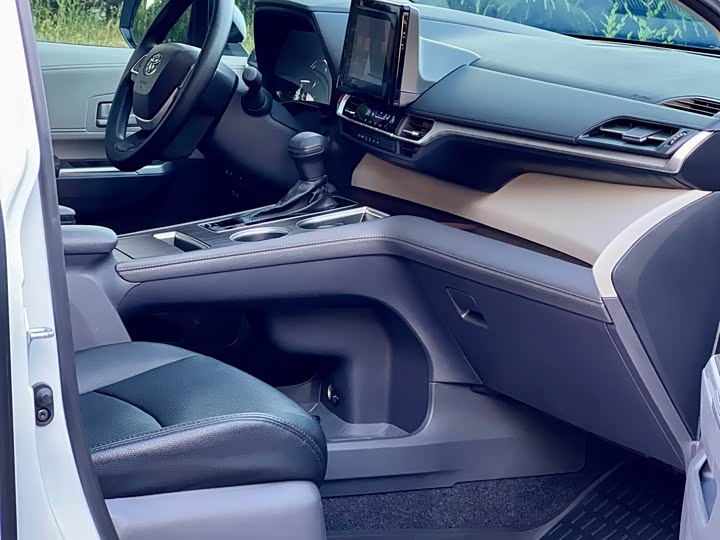 Фото 5 - Toyota Sienna