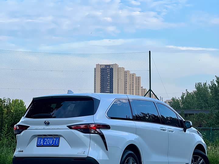 Фото 7 - Toyota Sienna