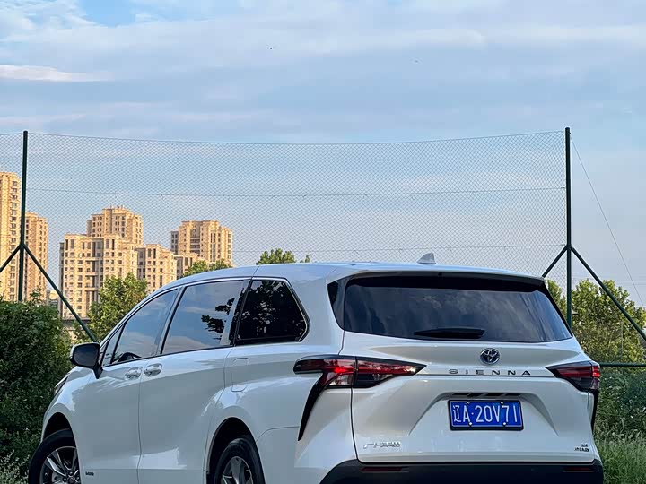 Фото 9 - Toyota Sienna