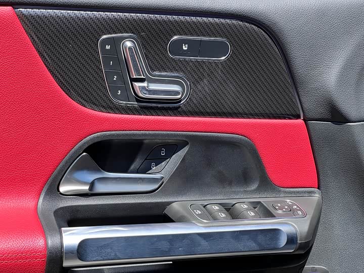 Фото 7 - Mercedes-Benz GLB-Class AMG