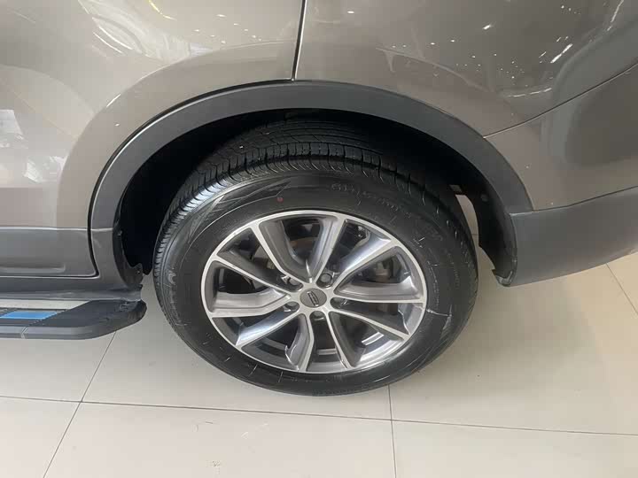 Фото 10 - Geely Atlas