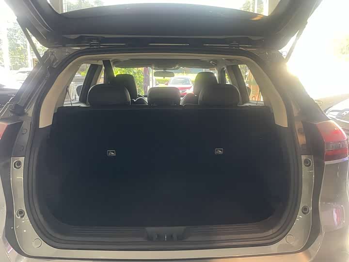 Фото 13 - Geely Atlas