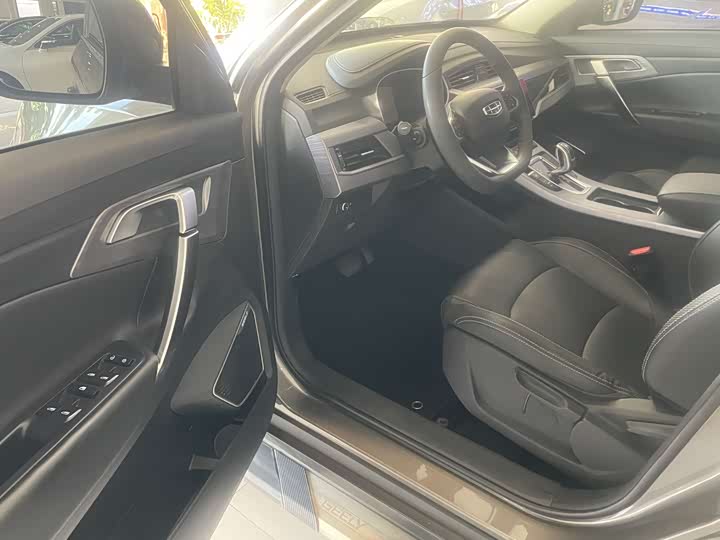 Фото 14 - Geely Atlas