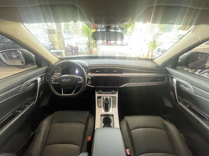 Фото 16 - Geely Atlas