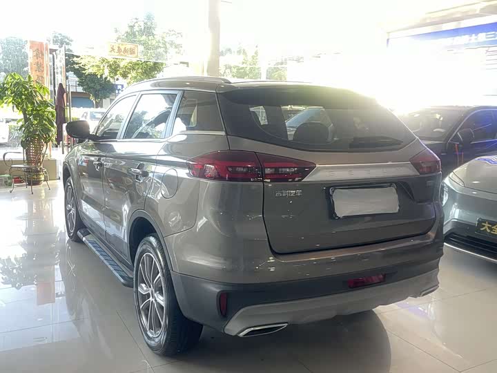 Фото 17 - Geely Atlas