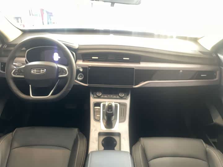 Фото 4 - Geely Atlas