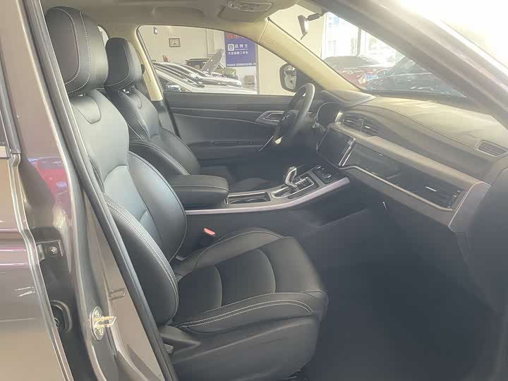 Фото 8 - Geely Atlas