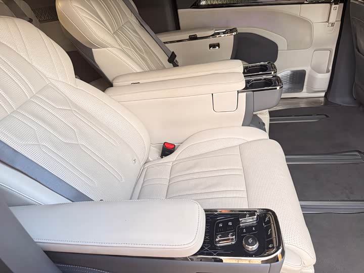 Фото 13 - Zeekr 009